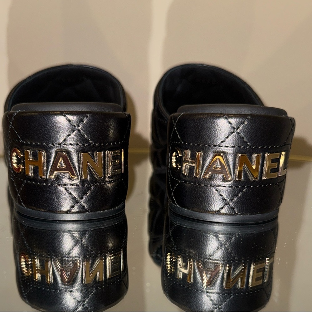 CHANEL Dad sandals Quilted leather CC logo  slide 38